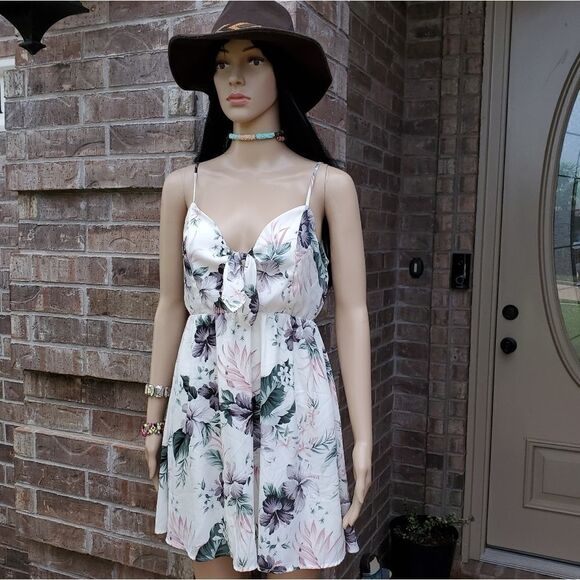 New Sienna sky  floral mini dress - Picture 2 of 9